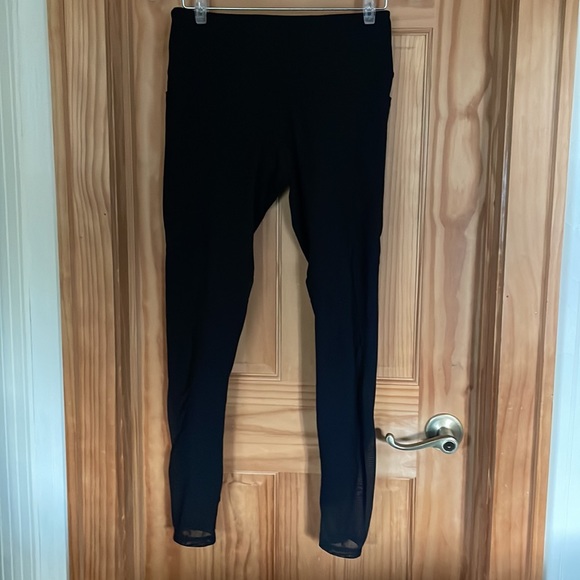 Women's Yoga Leggings with Side Pockets & Tummy Control- Medium - Picture 6 of 7